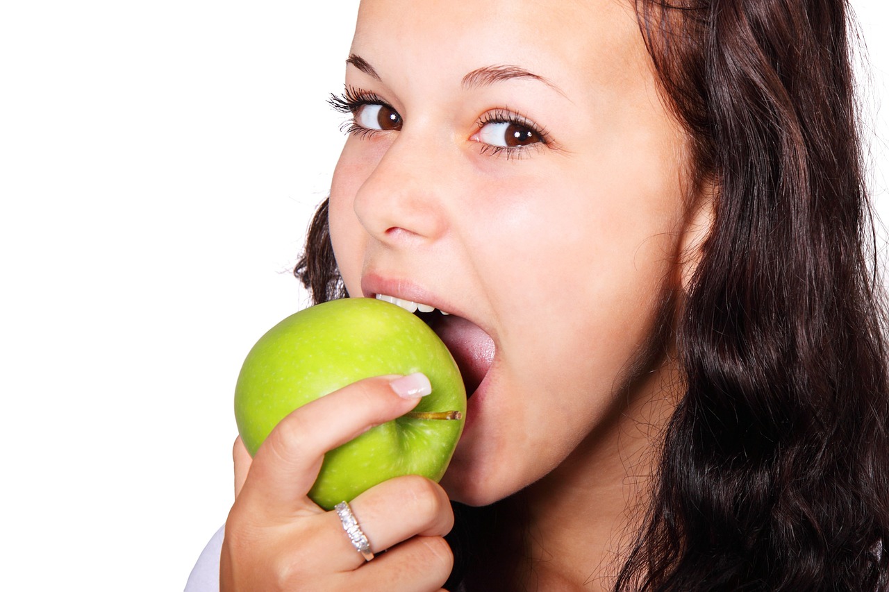 Almát eszik egy lány
